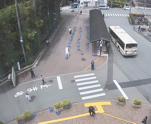 京都バス停留所（右）